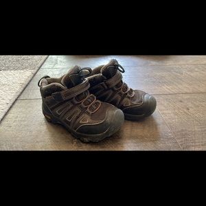 Boys (or girls) Keen Waterproof hiking boots size 10 kids.